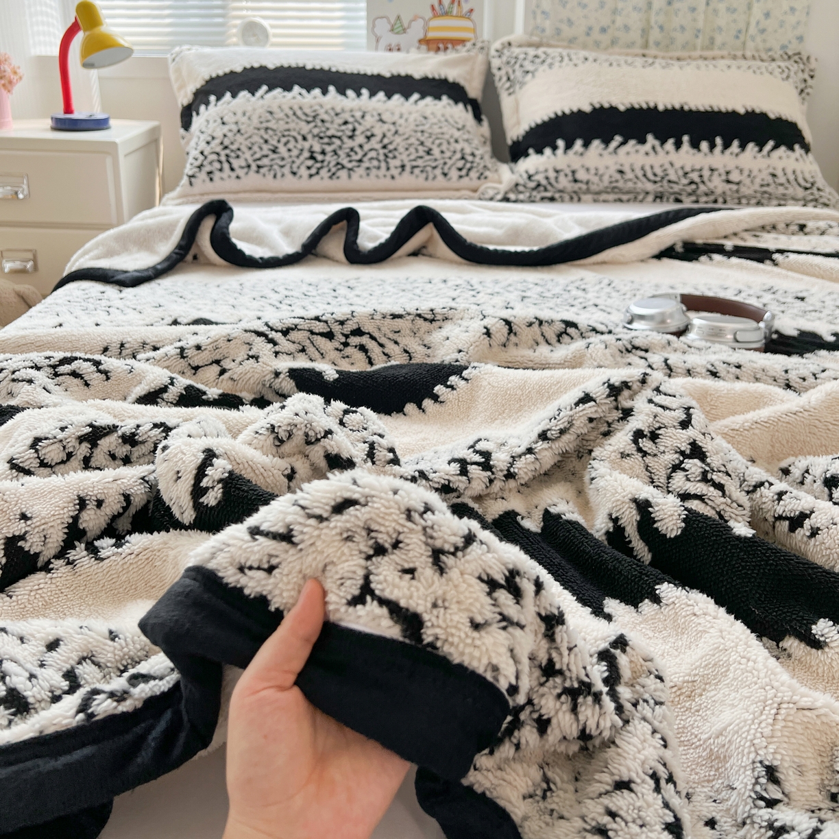 91家纺网 家纺一手货源 找家纺 寐居家纺 2025新款A类多功能北极绒毛毯 墨影松雪