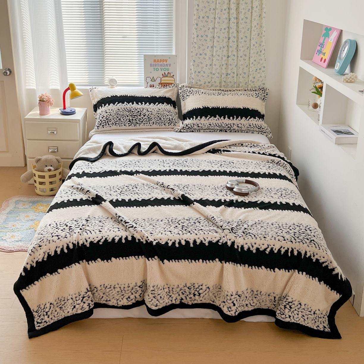 91家纺网 家纺一手货源 找家纺 寐居家纺 2025新款A类多功能北极绒毛毯 墨影松雪