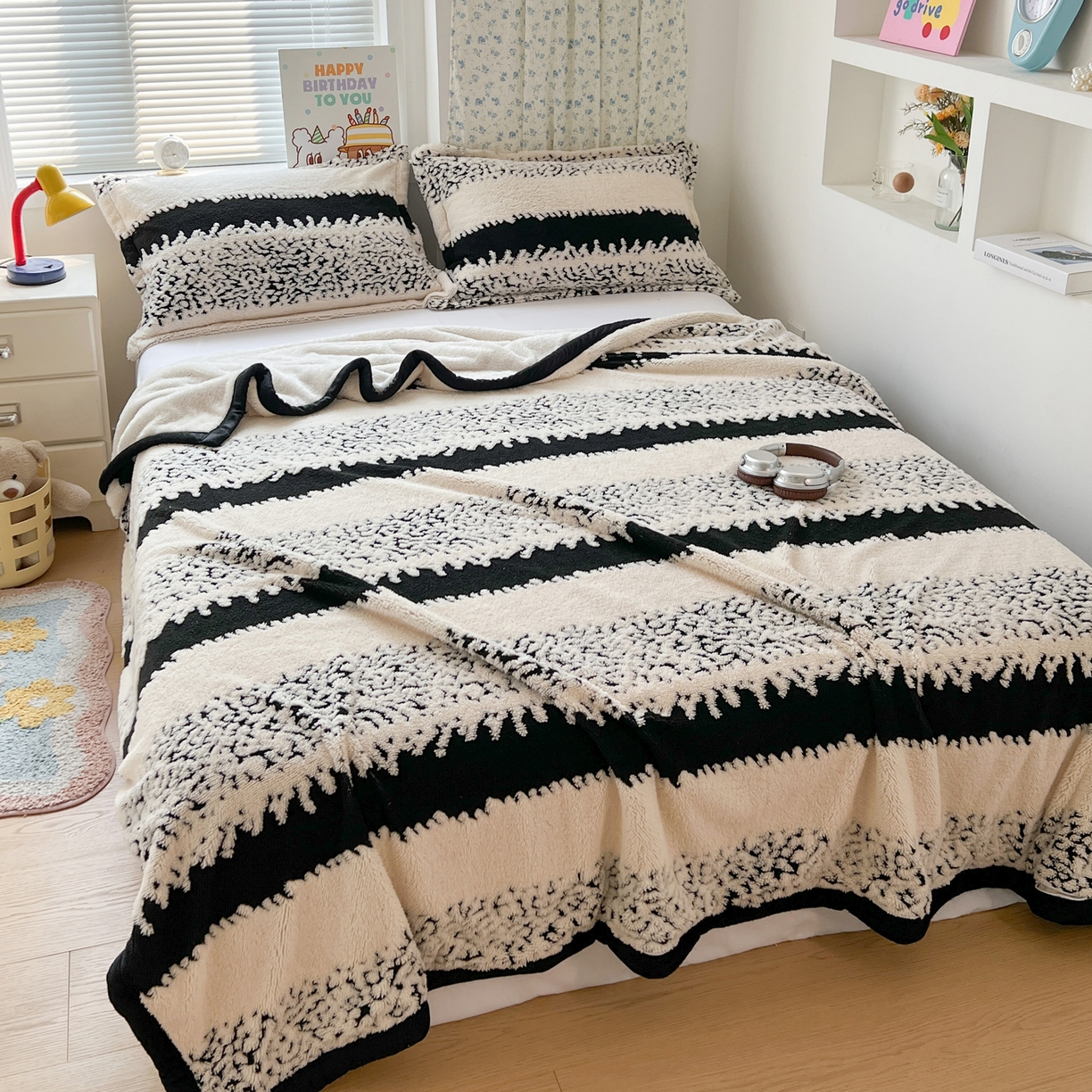 91家纺网 家纺一手货源 找家纺 寐居家纺 2025新款A类多功能北极绒毛毯 墨影松雪