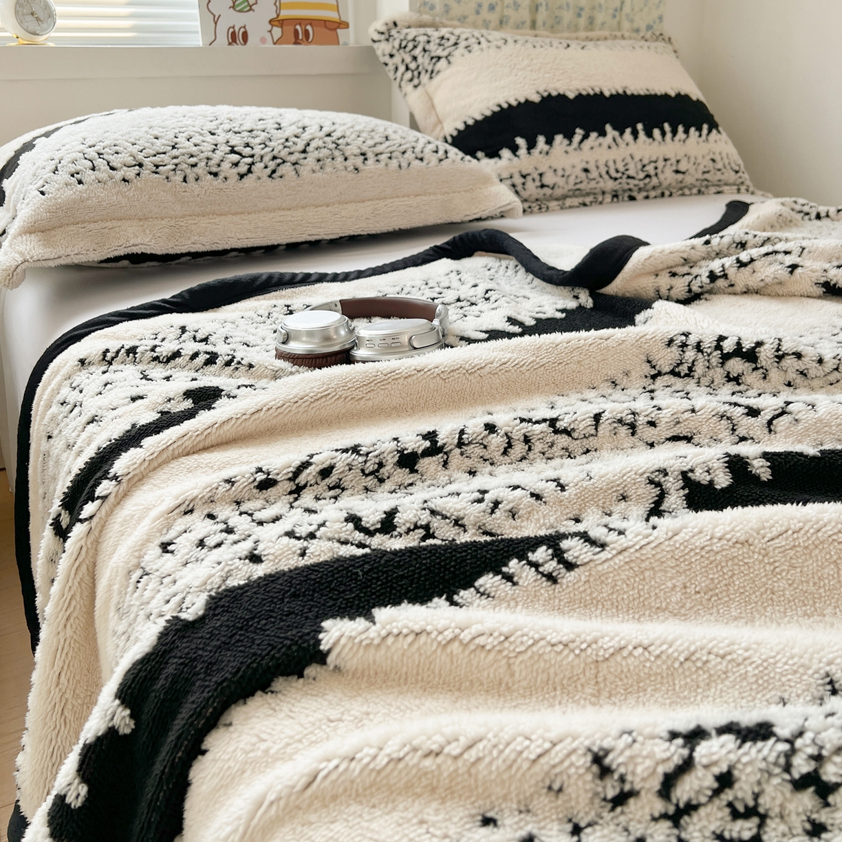 91家纺网 家纺一手货源 找家纺 寐居家纺 2025新款A类多功能北极绒毛毯 墨影松雪