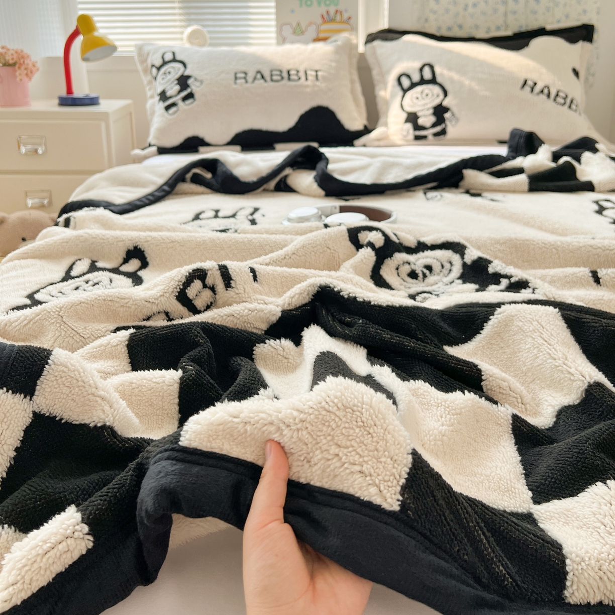 91家纺网 家纺一手货源 找家纺 寐居家纺 2025新款A类多功能北极绒毛毯 黑白布布