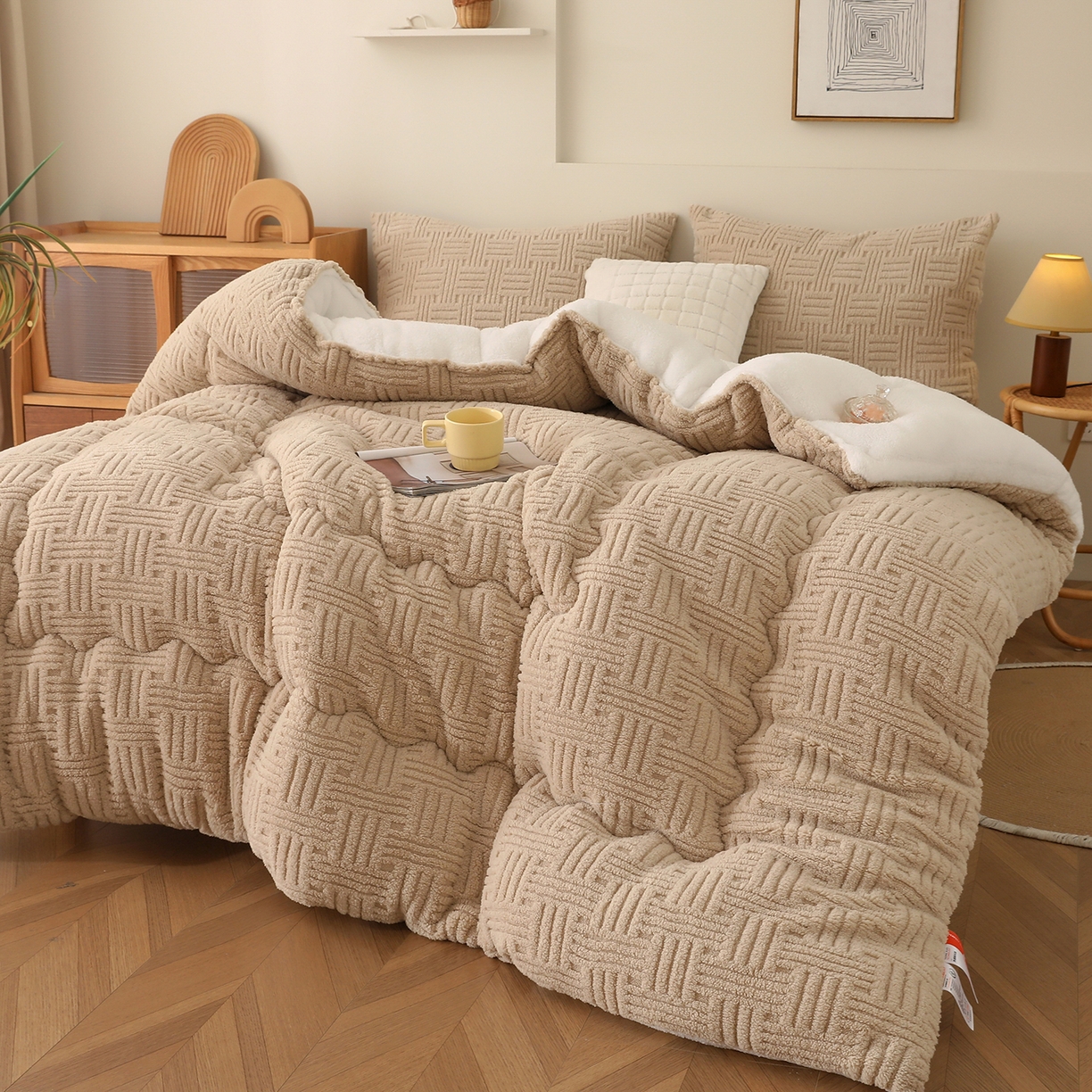 91家纺网 家纺一手货源 找家纺 牛魔王家居 2025新款加厚保暖羊羔绒冬被被子舒棉绒提花塔芙绒外贸跨境专供 暖冬系列-卡其