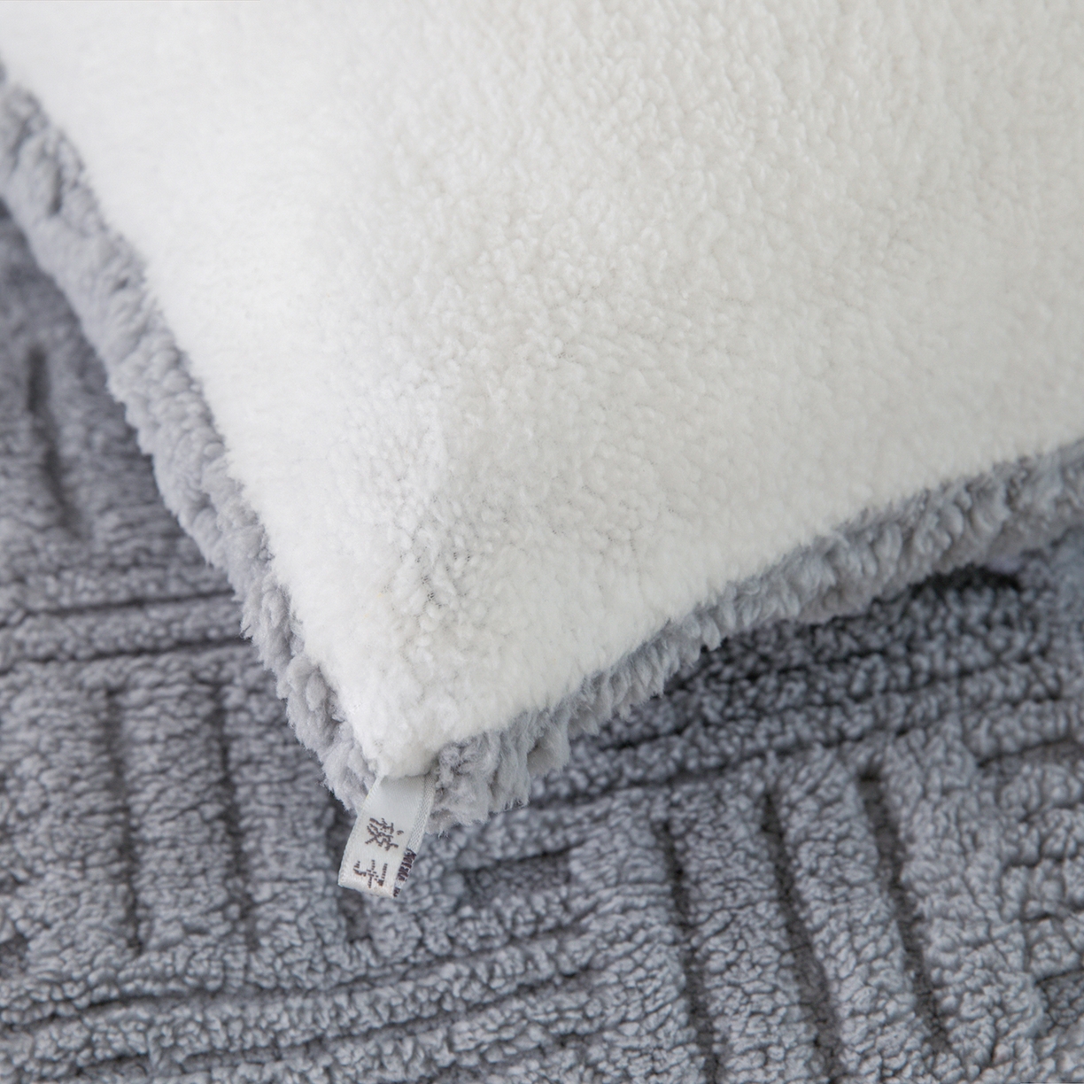 91家纺网 家纺一手货源 找家纺 牛魔王家居 2025新款加厚保暖羊羔绒冬被被子舒棉绒提花塔芙绒外贸跨境专供 暖冬系列-冷灰