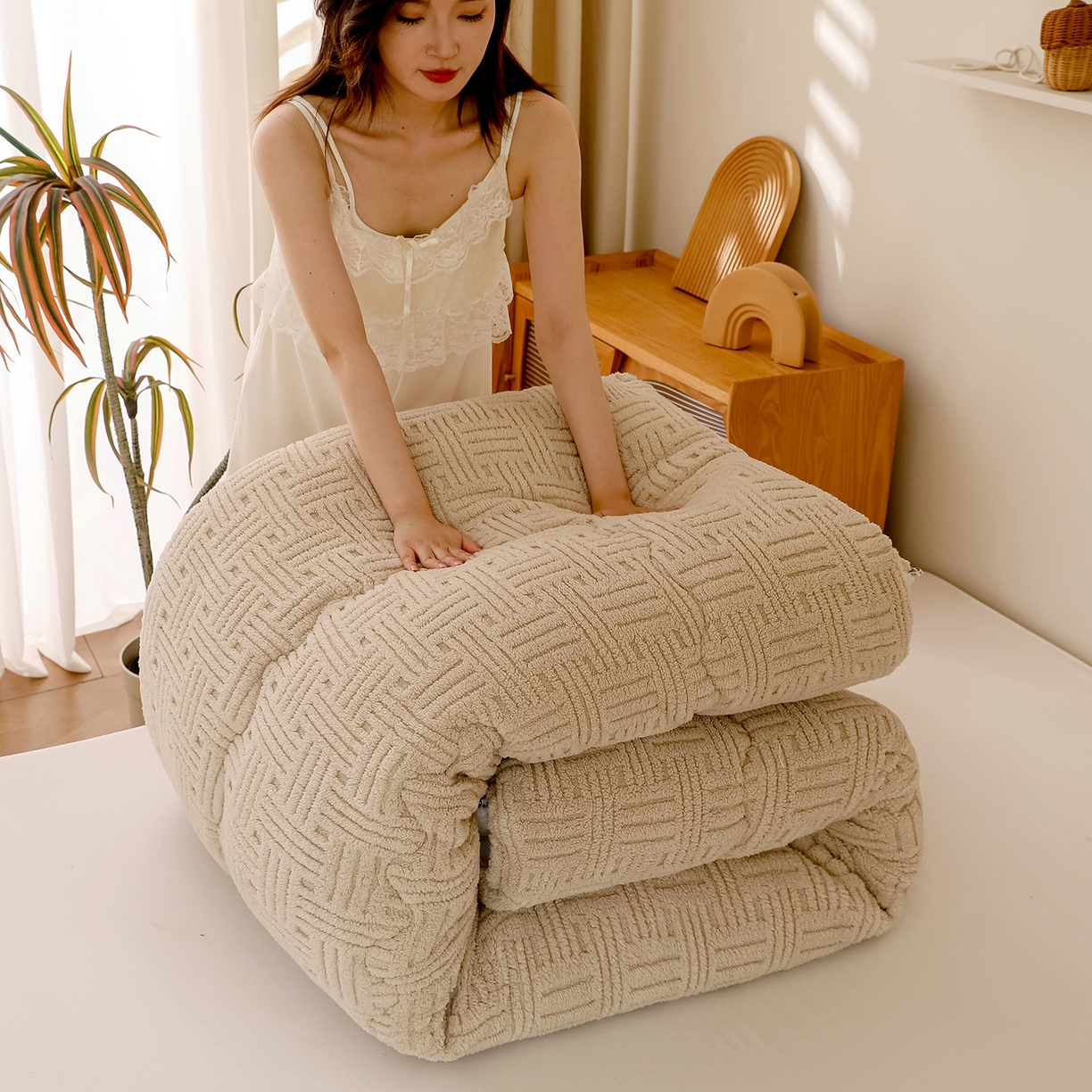 91家纺网 家纺一手货源 找家纺 牛魔王家居 2025新款加厚保暖羊羔绒冬被被子舒棉绒提花塔芙绒外贸跨境专供 暖冬系列-卡其