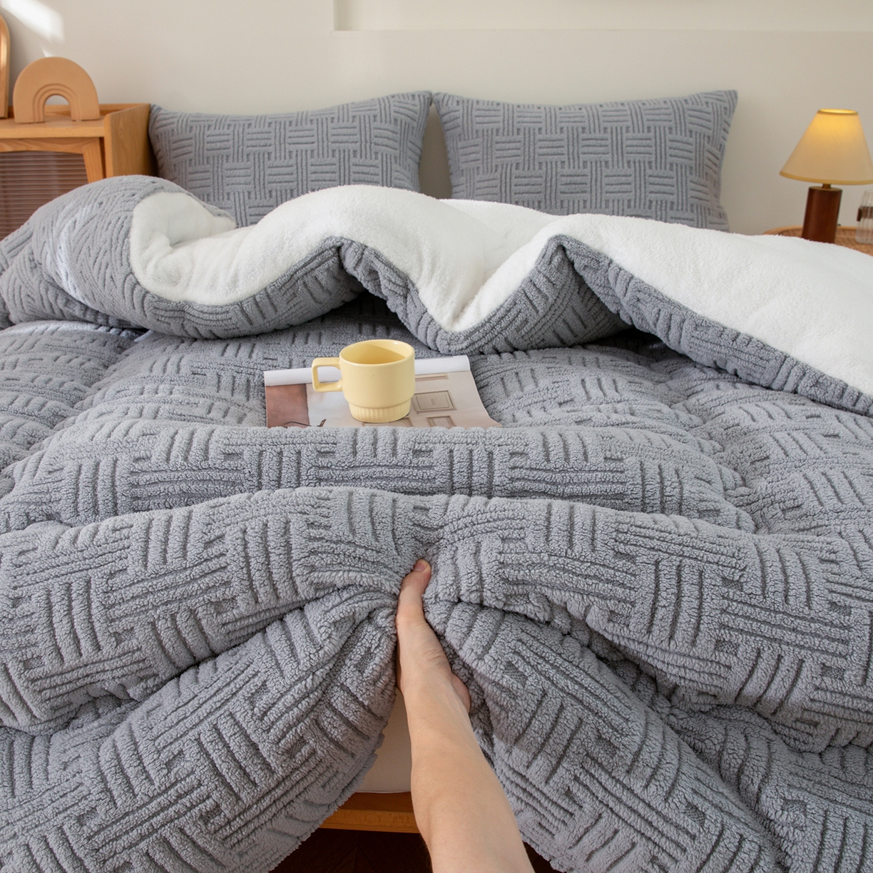 91家纺网 家纺一手货源 找家纺 牛魔王家居 2025新款加厚保暖羊羔绒冬被被子舒棉绒提花塔芙绒外贸跨境专供 暖冬系列-冷灰