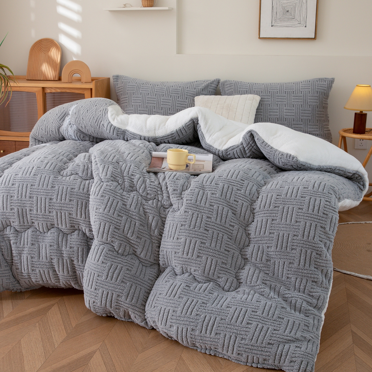 91家纺网 家纺一手货源 找家纺 牛魔王家居 2025新款加厚保暖羊羔绒冬被被子舒棉绒提花塔芙绒外贸跨境专供 暖冬系列-冷灰