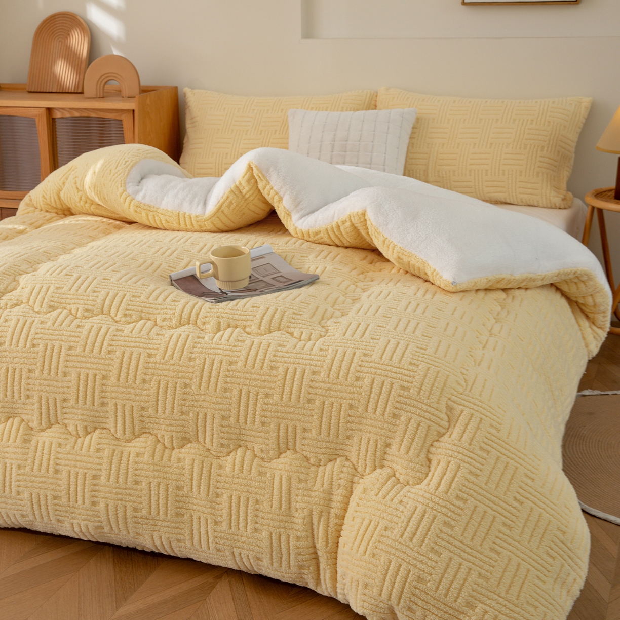 91家纺网 家纺一手货源 找家纺 牛魔王家居 2025新款加厚保暖羊羔绒冬被被子舒棉绒提花塔芙绒外贸跨境专供 暖冬系列-米黄