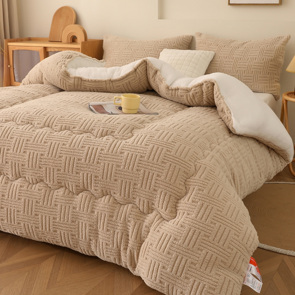 91家纺网 家纺一手货源 找家纺 牛魔王家居 2025新款加厚保暖羊羔绒冬被被子舒棉绒提花塔芙绒外贸跨境专供 暖冬系列-卡其