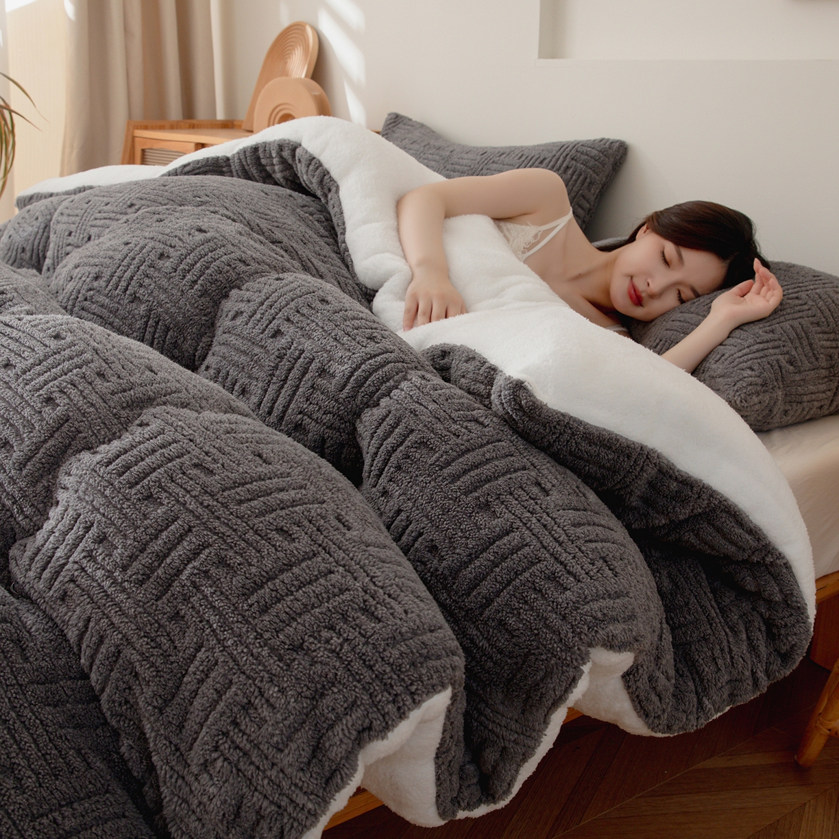 91家纺网 家纺一手货源 找家纺 牛魔王家居 2025新款加厚保暖羊羔绒冬被被子舒棉绒提花塔芙绒外贸跨境专供 暖冬系列-炭灰
