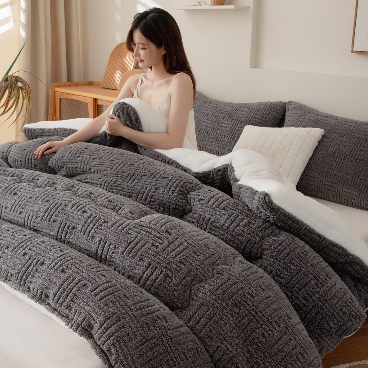 91家纺网 家纺一手货源 找家纺 牛魔王家居 2025新款加厚保暖羊羔绒冬被被子舒棉绒提花塔芙绒外贸跨境专供 暖冬系列-炭灰