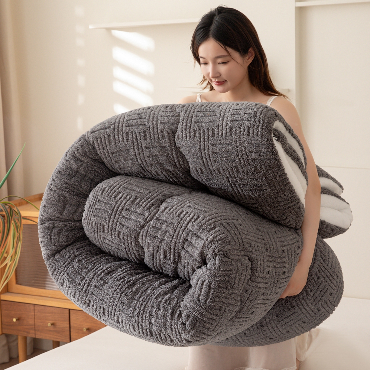 91家纺网 家纺一手货源 找家纺 牛魔王家居 2025新款加厚保暖羊羔绒冬被被子舒棉绒提花塔芙绒外贸跨境专供 暖冬系列-炭灰