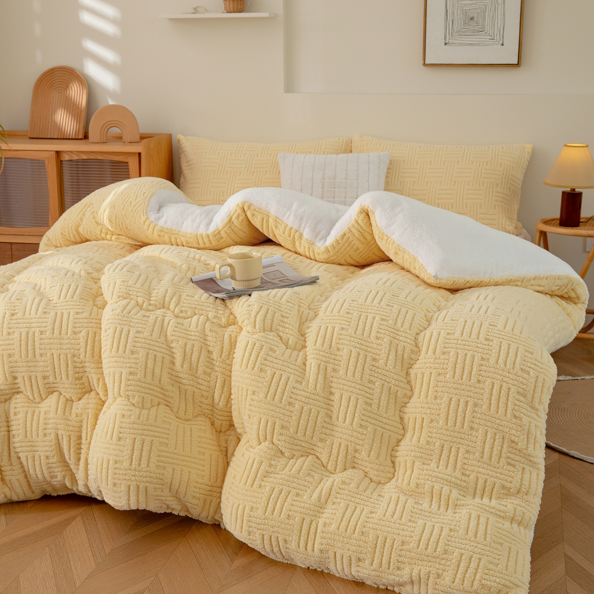 91家纺网 家纺一手货源 找家纺 牛魔王家居 2025新款加厚保暖羊羔绒冬被被子舒棉绒提花塔芙绒外贸跨境专供 暖冬系列-米黄