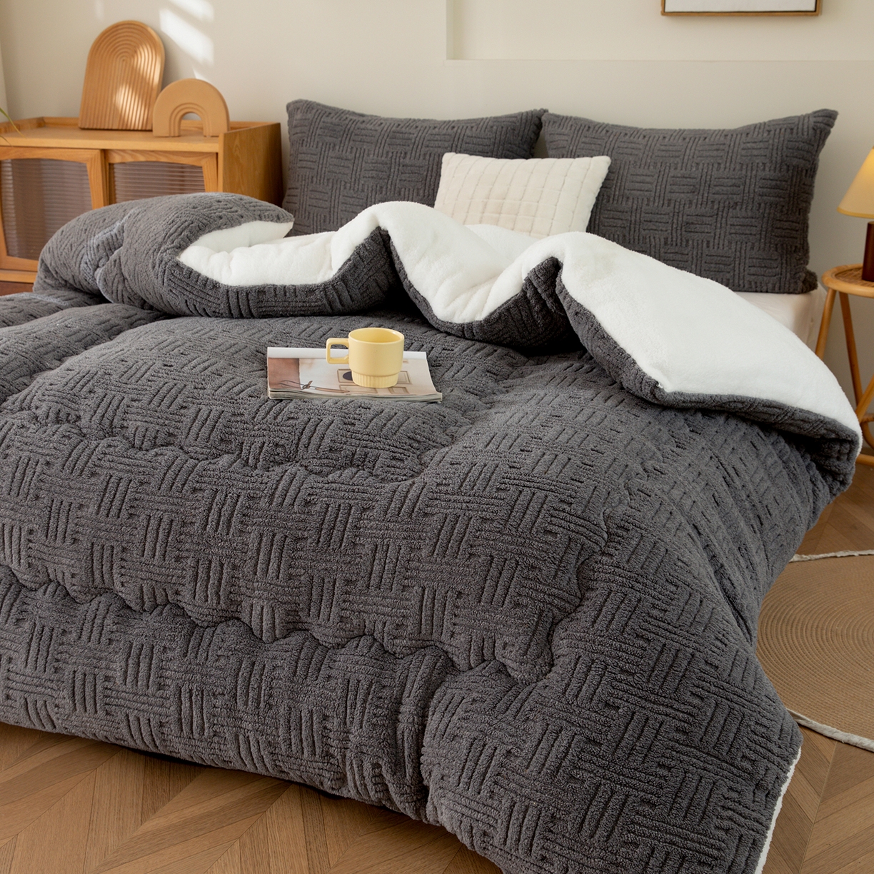 91家纺网 家纺一手货源 找家纺 牛魔王家居 2025新款加厚保暖羊羔绒冬被被子舒棉绒提花塔芙绒外贸跨境专供 暖冬系列-炭灰