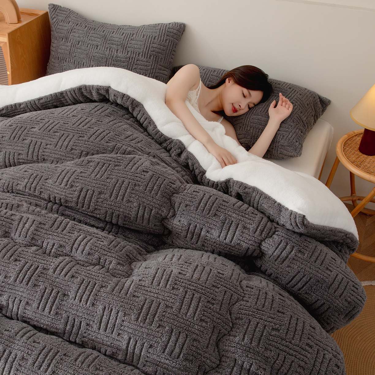 91家纺网 家纺一手货源 找家纺 牛魔王家居 2025新款加厚保暖羊羔绒冬被被子舒棉绒提花塔芙绒外贸跨境专供 暖冬系列-炭灰