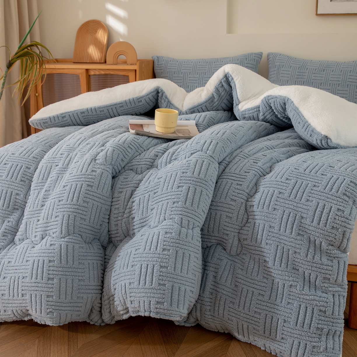 91家纺网 家纺一手货源 找家纺 牛魔王家居 2025新款加厚保暖羊羔绒冬被被子舒棉绒提花塔芙绒外贸跨境专供 暖冬系列-浅兰灰