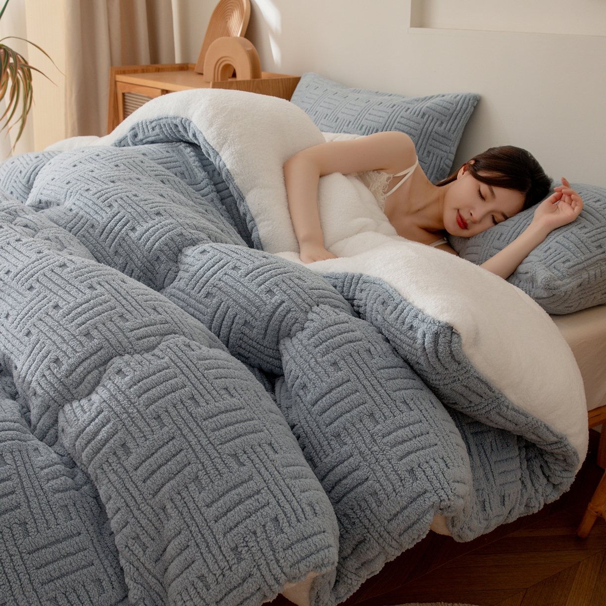 91家纺网 家纺一手货源 找家纺 牛魔王家居 2025新款加厚保暖羊羔绒冬被被子舒棉绒提花塔芙绒外贸跨境专供 暖冬系列-浅兰灰