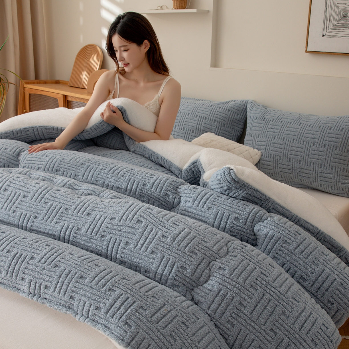 91家纺网 家纺一手货源 找家纺 牛魔王家居 2025新款加厚保暖羊羔绒冬被被子舒棉绒提花塔芙绒外贸跨境专供 暖冬系列-浅兰灰