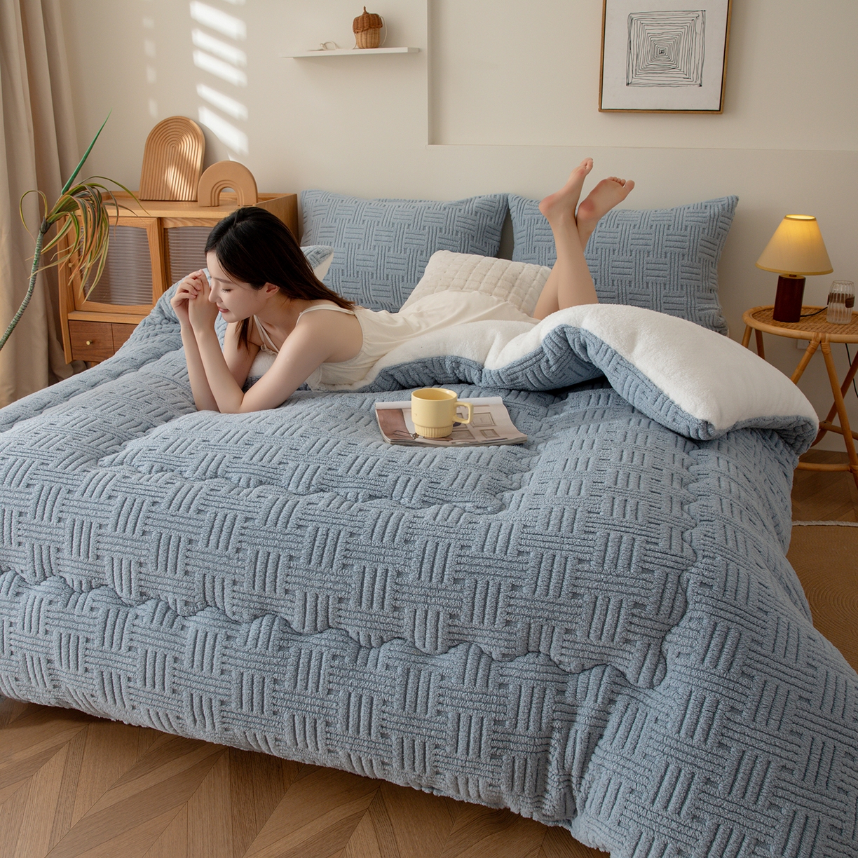 91家纺网 家纺一手货源 找家纺 牛魔王家居 2025新款加厚保暖羊羔绒冬被被子舒棉绒提花塔芙绒外贸跨境专供 暖冬系列-浅兰灰