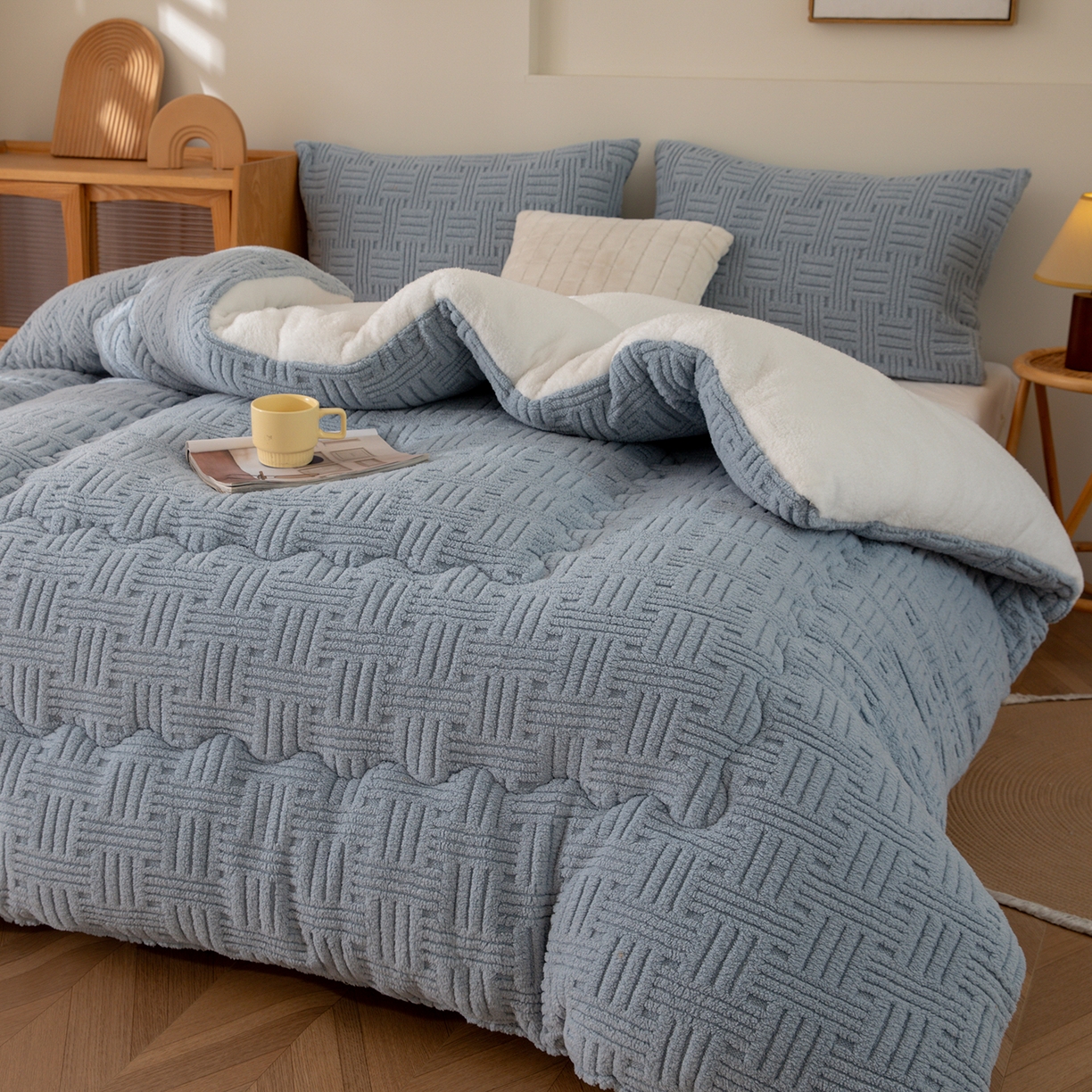 91家纺网 家纺一手货源 找家纺 牛魔王家居 2025新款加厚保暖羊羔绒冬被被子舒棉绒提花塔芙绒外贸跨境专供 暖冬系列-浅兰灰