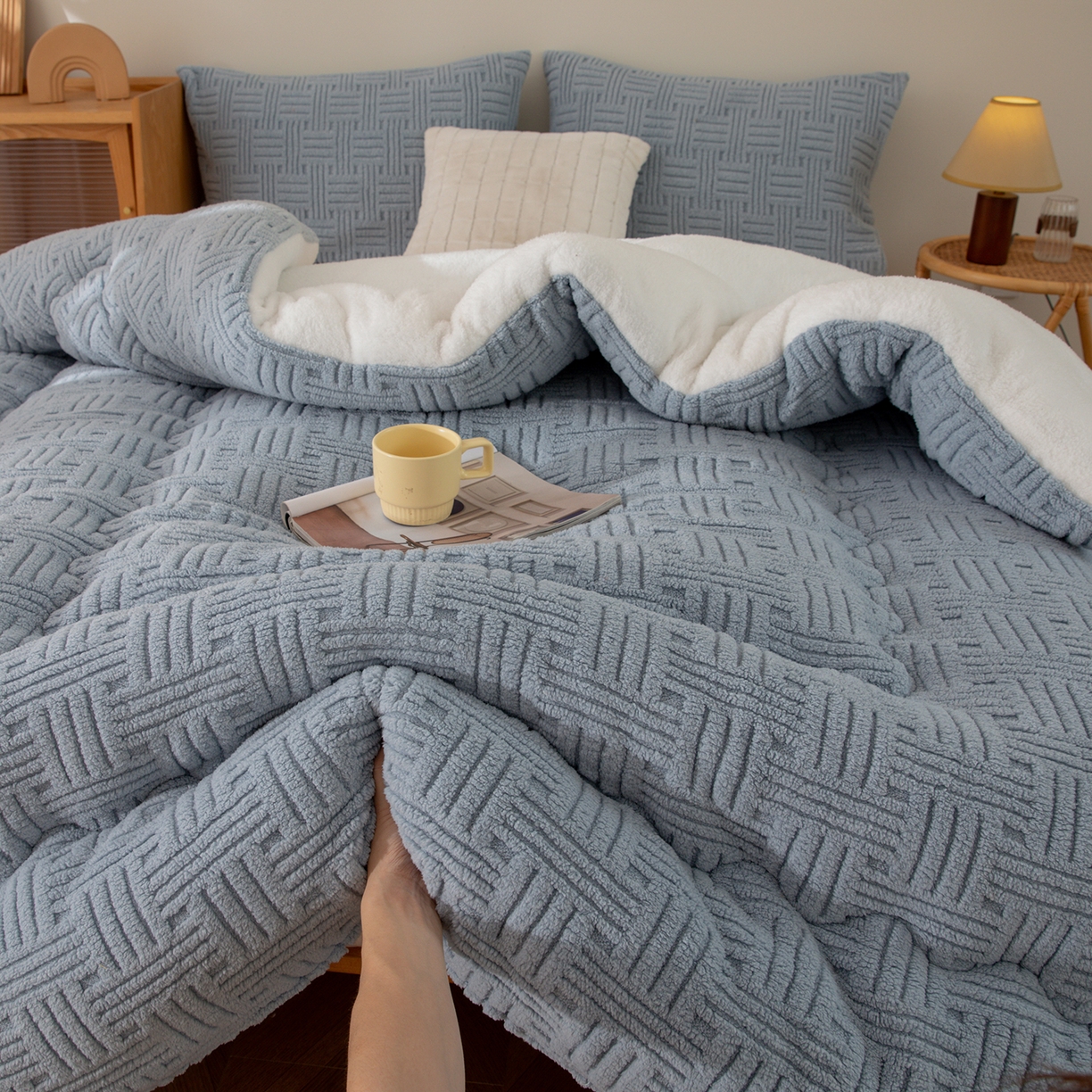 91家纺网 家纺一手货源 找家纺 牛魔王家居 2025新款加厚保暖羊羔绒冬被被子舒棉绒提花塔芙绒外贸跨境专供 暖冬系列-浅兰灰