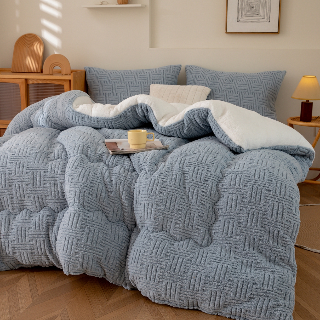 91家纺网 家纺一手货源 找家纺 牛魔王家居 2025新款加厚保暖羊羔绒冬被被子舒棉绒提花塔芙绒外贸跨境专供 暖冬系列-浅兰灰