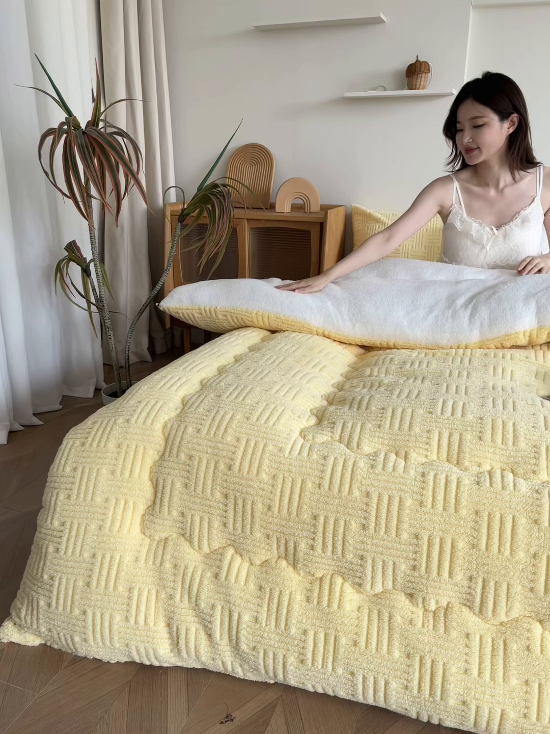 91家纺网 家纺一手货源 找家纺 牛魔王家居 2025新款加厚保暖羊羔绒冬被被子舒棉绒提花塔芙绒外贸跨境专供 暖冬系列-米黄