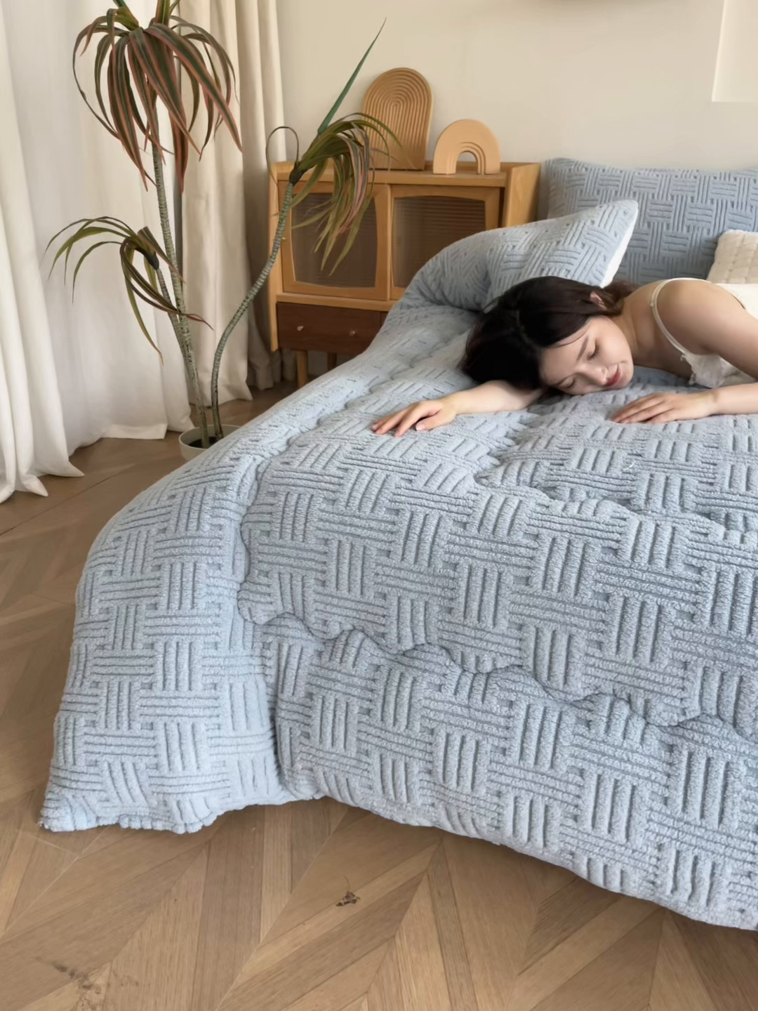 91家纺网 家纺一手货源 找家纺 牛魔王家居 2025新款加厚保暖羊羔绒冬被被子舒棉绒提花塔芙绒外贸跨境专供 暖冬系列-浅兰灰
