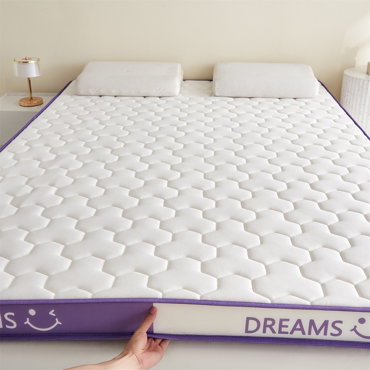 91家纺网 家纺一手货源 找家纺 布卢姆床垫 2025新款A类针织乳胶立体记忆海绵床垫成人款-微笑 微笑-白紫