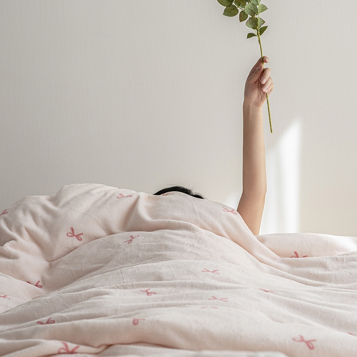 91家纺网 家纺一手货源 找家纺 尺素 2025年蝴蝶结花边牛奶绒四件套ins风公主花边被套冬季保暖床单双人1.8床笠 牛奶绒蝴蝶结（粉）