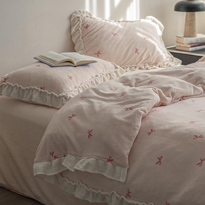 91家纺网 家纺一手货源 找家纺 （总）尺素 2025年蝴蝶结花边牛奶绒四件套ins风公主花边被套冬季保暖床单双人1.8床笠