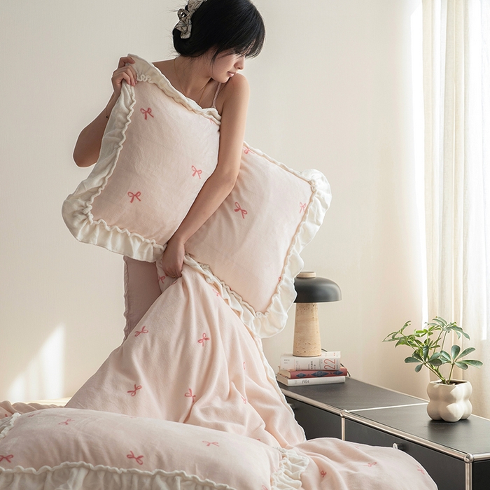 91家纺网 家纺一手货源 找家纺 尺素 2025年蝴蝶结花边牛奶绒四件套ins风公主花边被套冬季保暖床单双人1.8床笠 牛奶绒蝴蝶结（粉）