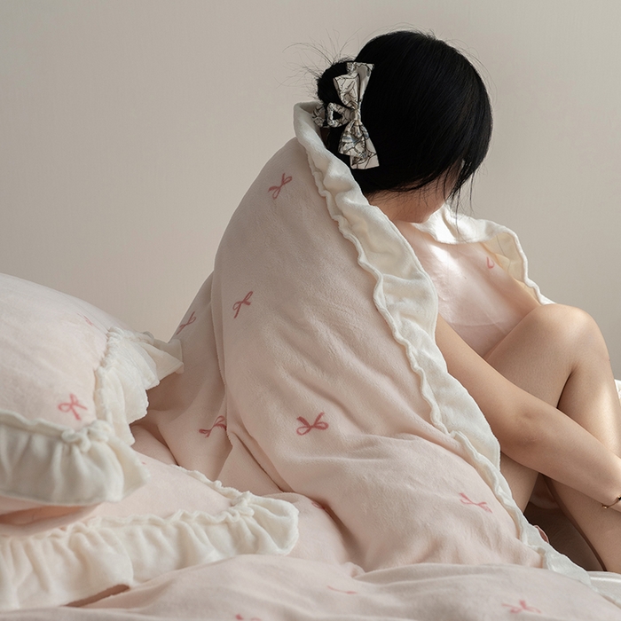 91家纺网 家纺一手货源 找家纺 尺素 2025年蝴蝶结花边牛奶绒四件套ins风公主花边被套冬季保暖床单双人1.8床笠 牛奶绒蝴蝶结（粉）