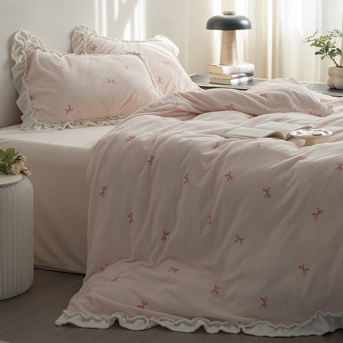 91家纺网 家纺一手货源 找家纺 尺素 2025年蝴蝶结花边牛奶绒四件套ins风公主花边被套冬季保暖床单双人1.8床笠 牛奶绒蝴蝶结（粉）