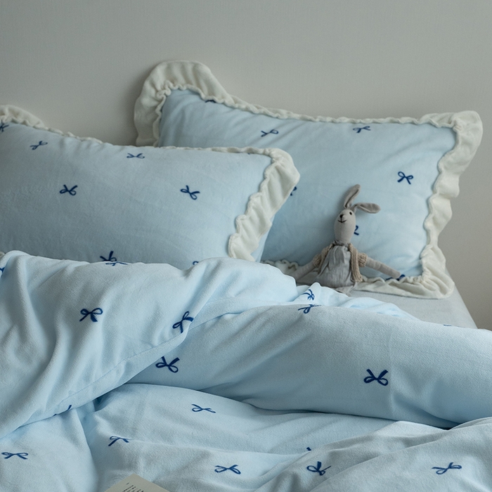 91家纺网 家纺一手货源 找家纺 尺素 2025年蝴蝶结花边牛奶绒四件套ins风公主花边被套冬季保暖床单双人1.8床笠 牛奶绒蝴蝶结（蓝）