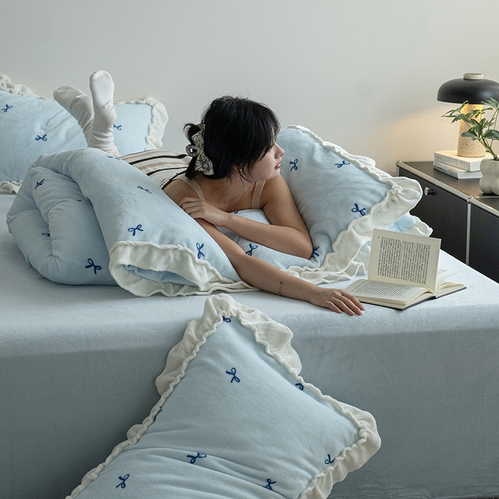 91家纺网 家纺一手货源 找家纺 尺素 2025年蝴蝶结花边牛奶绒四件套ins风公主花边被套冬季保暖床单双人1.8床笠 牛奶绒蝴蝶结（蓝）