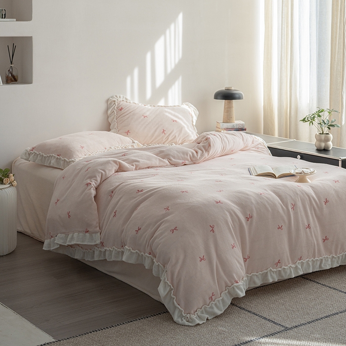 91家纺网 家纺一手货源 找家纺 尺素 2025年蝴蝶结花边牛奶绒四件套ins风公主花边被套冬季保暖床单双人1.8床笠 牛奶绒蝴蝶结（粉）
