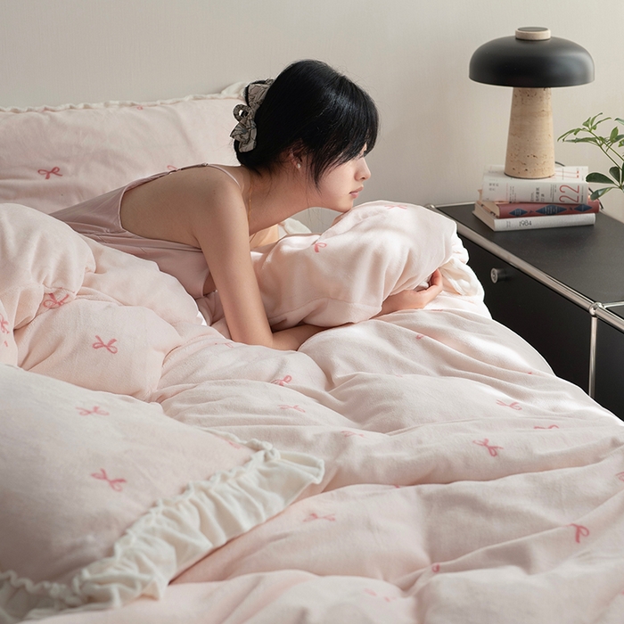 91家纺网 家纺一手货源 找家纺 尺素 2025年蝴蝶结花边牛奶绒四件套ins风公主花边被套冬季保暖床单双人1.8床笠 牛奶绒蝴蝶结（粉）