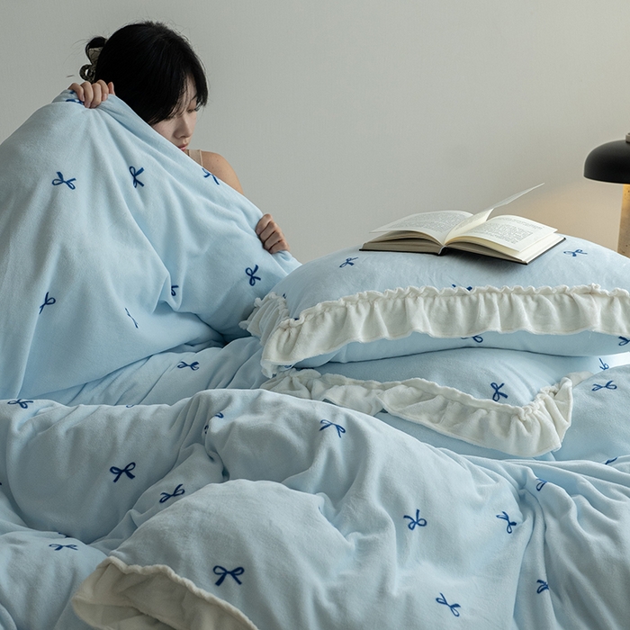 91家纺网 家纺一手货源 找家纺 尺素 2025年蝴蝶结花边牛奶绒四件套ins风公主花边被套冬季保暖床单双人1.8床笠 牛奶绒蝴蝶结（蓝）