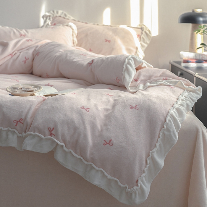 91家纺网 家纺一手货源 找家纺 尺素 2025年蝴蝶结花边牛奶绒四件套ins风公主花边被套冬季保暖床单双人1.8床笠 牛奶绒蝴蝶结（粉）