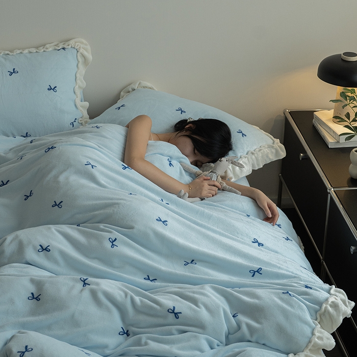 91家纺网 家纺一手货源 找家纺 尺素 2025年蝴蝶结花边牛奶绒四件套ins风公主花边被套冬季保暖床单双人1.8床笠 牛奶绒蝴蝶结（蓝）