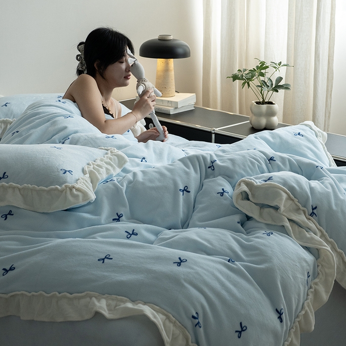 91家纺网 家纺一手货源 找家纺 尺素 2025年蝴蝶结花边牛奶绒四件套ins风公主花边被套冬季保暖床单双人1.8床笠 牛奶绒蝴蝶结（蓝）