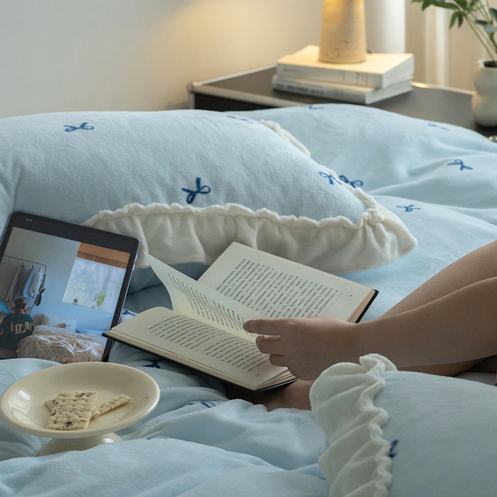 91家纺网 家纺一手货源 找家纺 尺素 2025年蝴蝶结花边牛奶绒四件套ins风公主花边被套冬季保暖床单双人1.8床笠 牛奶绒蝴蝶结（蓝）