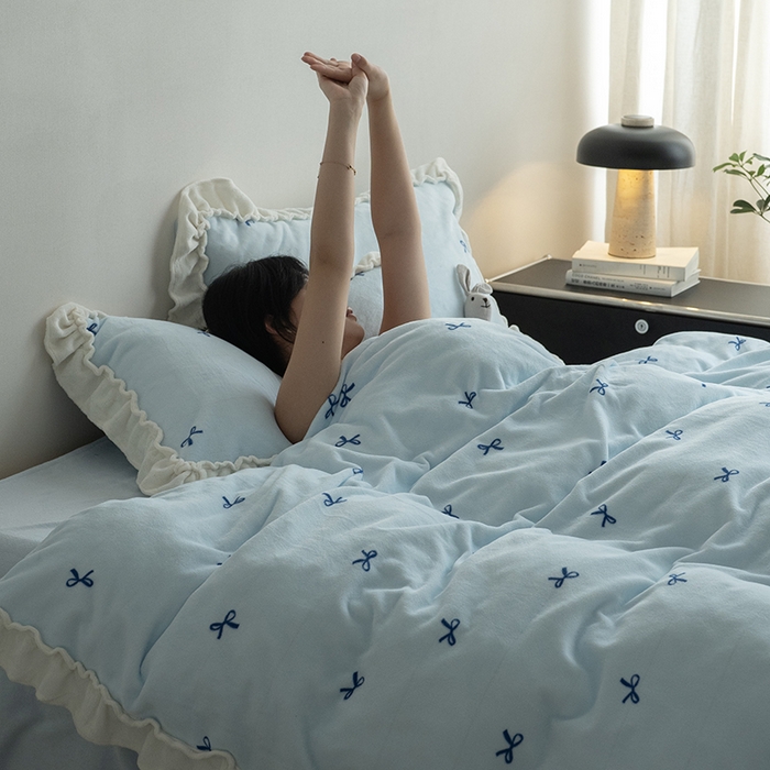 91家纺网 家纺一手货源 找家纺 尺素 2025年蝴蝶结花边牛奶绒四件套ins风公主花边被套冬季保暖床单双人1.8床笠 牛奶绒蝴蝶结（蓝）