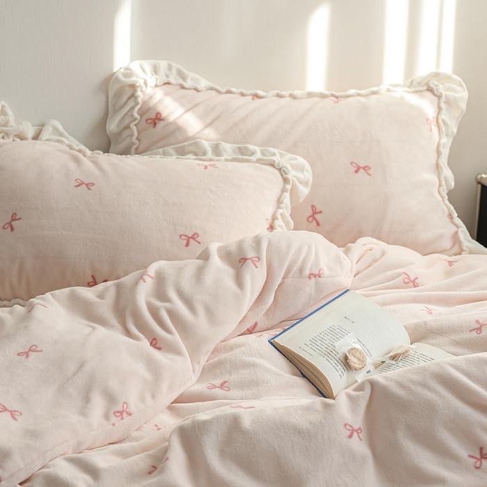 91家纺网 家纺一手货源 找家纺 （总）尺素 2025年蝴蝶结花边牛奶绒四件套ins风公主花边被套冬季保暖床单双人1.8床笠