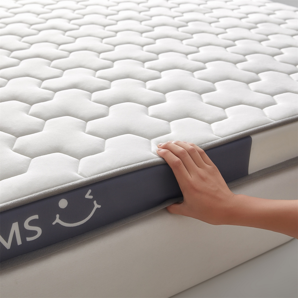 91家纺网 家纺一手货源 找家纺 布卢姆床垫 2025新款A类针织乳胶立体记忆海绵床垫成人款-微笑 微笑-白灰