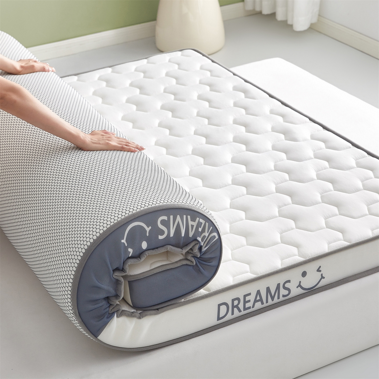 91家纺网 家纺一手货源 找家纺 布卢姆床垫 2025新款A类针织乳胶立体记忆海绵床垫成人款-微笑 微笑-白灰