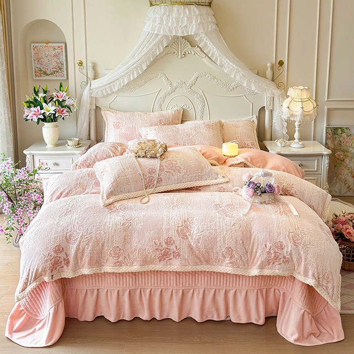 91家纺网 家纺一手货源 找家纺 （总）芷卧 2025新款韩版立体雕花牛奶绒夹棉床盖款四件套