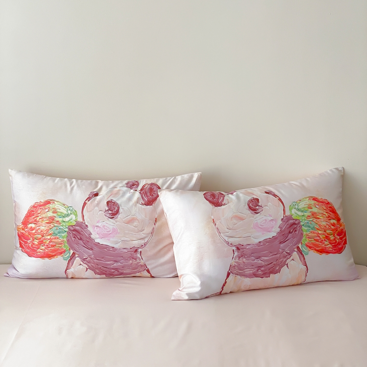 91家纺网 家纺一手货源 找家纺 云栖家居 2025新款50支数码印花单枕套48-74cm一只一对装 草莓小熊猫