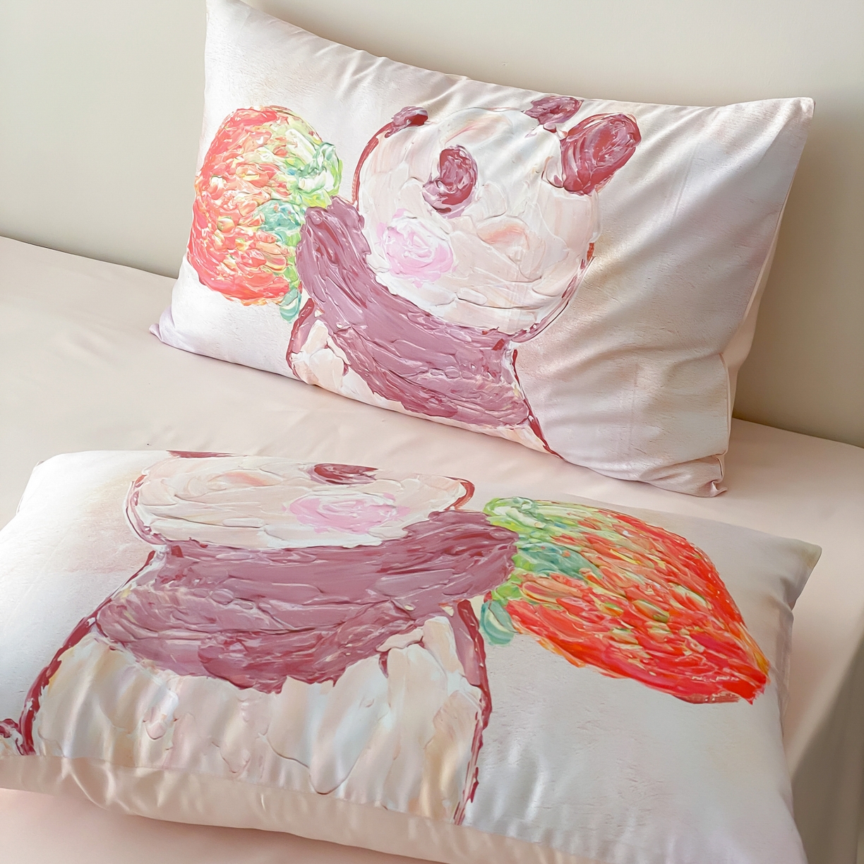 91家纺网 家纺一手货源 找家纺 云栖家居 2025新款50支数码印花单枕套48-74cm一只一对装 草莓小熊猫