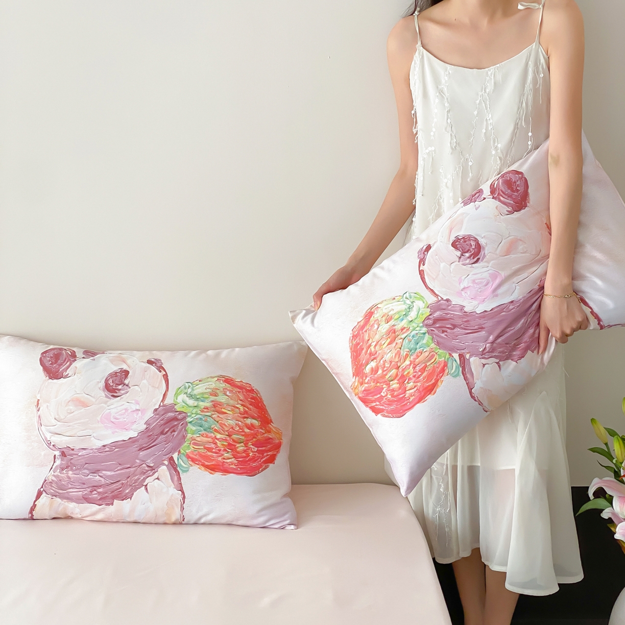 91家纺网 家纺一手货源 找家纺 云栖家居 2025新款50支数码印花单枕套48-74cm一只一对装 草莓小熊猫